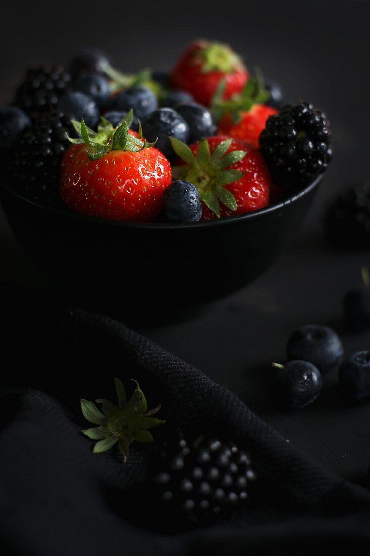 Verschiedene Beeren in einer schwarzen Schale