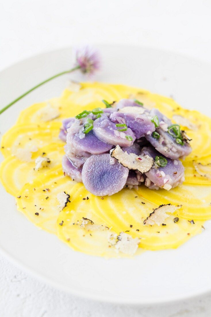Gelbe-Bete-Carpaccio mit lila Kartoffelsalat