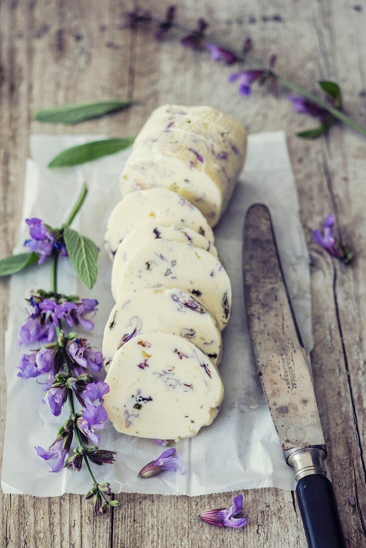 Salbeiblütenbutter auf Papier mit Messer