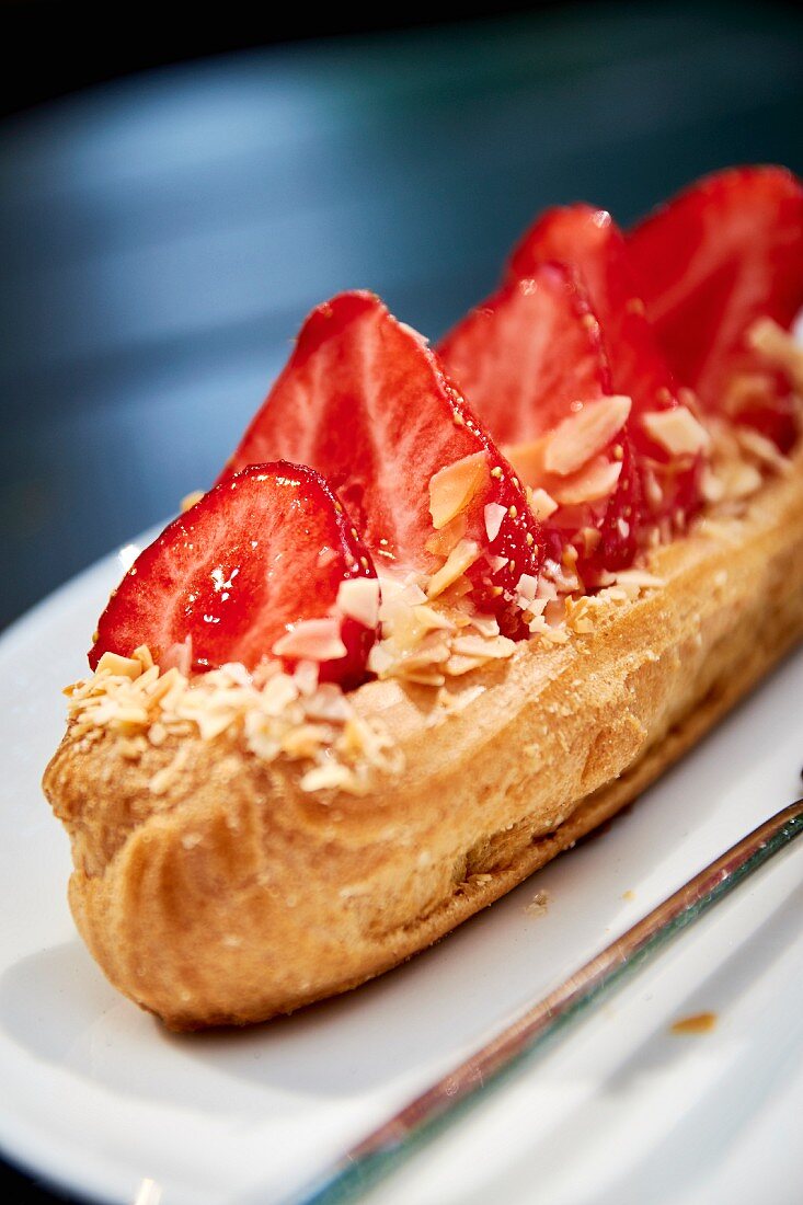 Éclair mit Erdbeeren und Mandeln