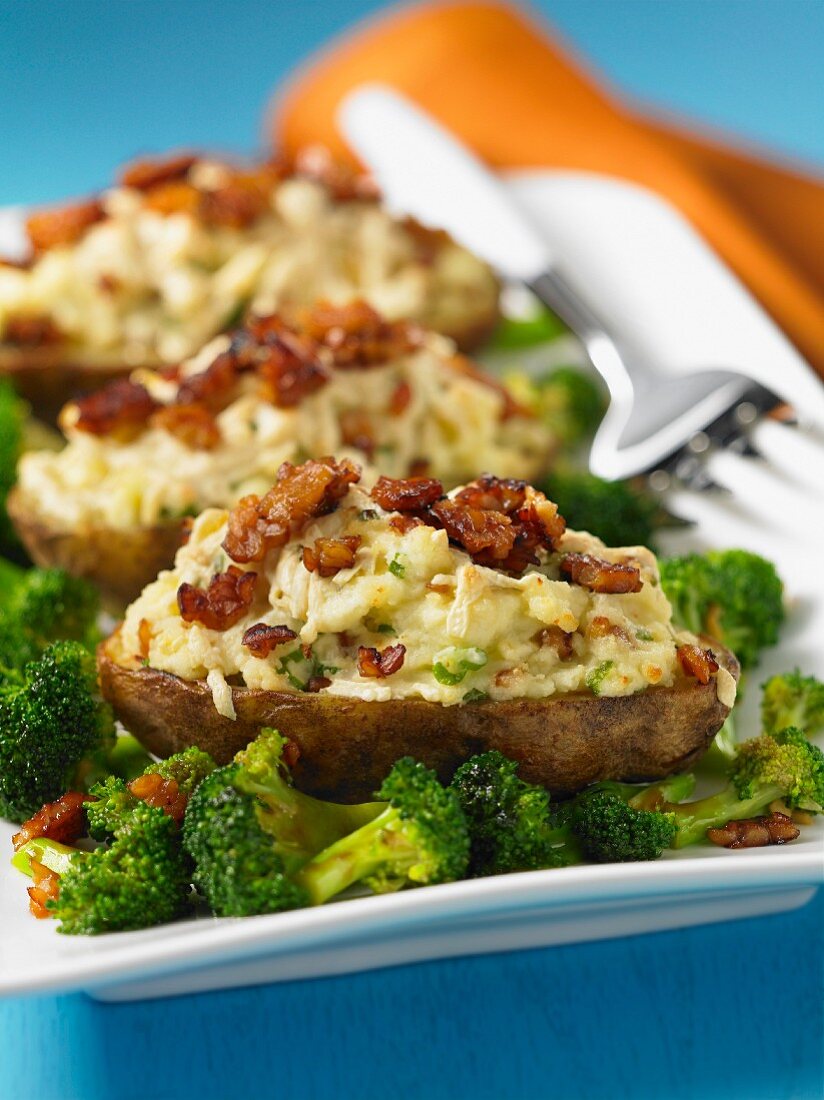 Oven-roasted potatoes with bacon, hoisin sauce and broccoli