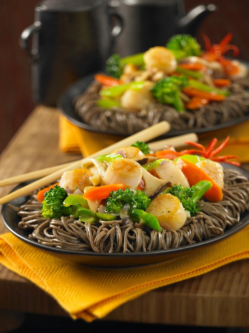 Soba noodles with scallops and vegetables