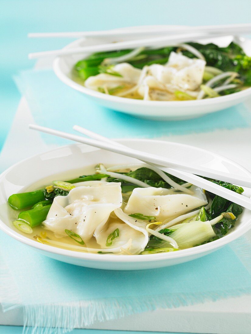 Wonton soup with beansprouts (China)