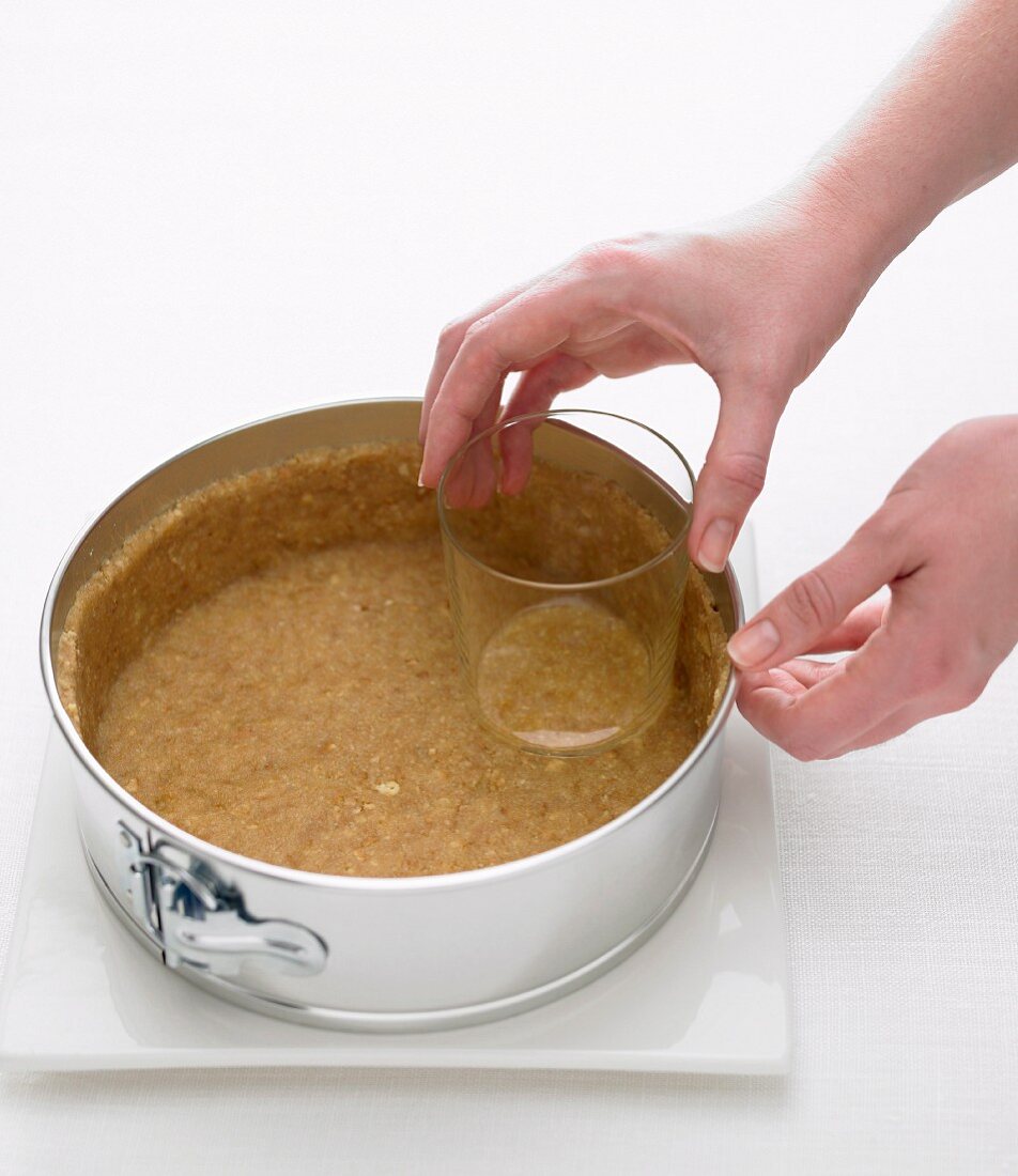 Flatten the cake base with the glass