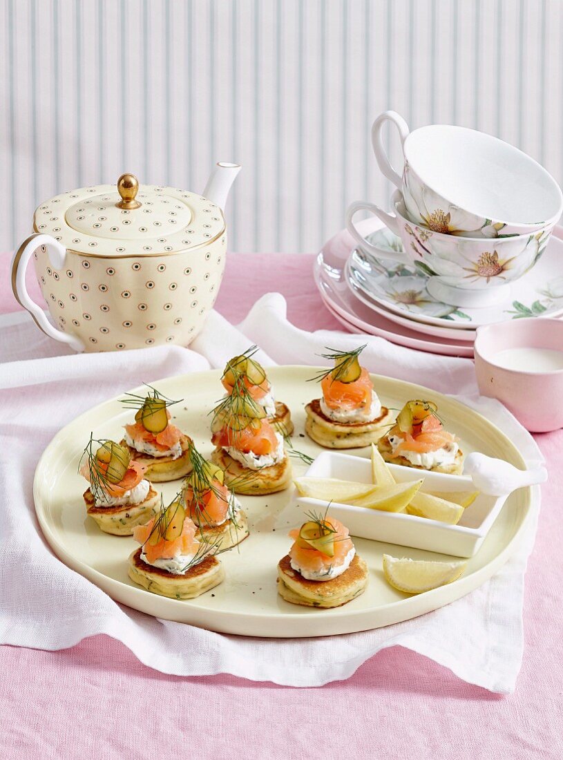 Blinis mit Räucherlachs zur Teatime am Muttertag (England)