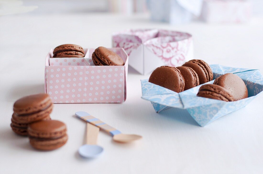 Schokoladen-Macarons in verschiedenen Geschenkverpackungen