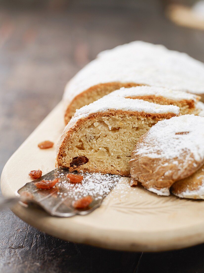 Angeschnittener Christstollen auf Holzbrett