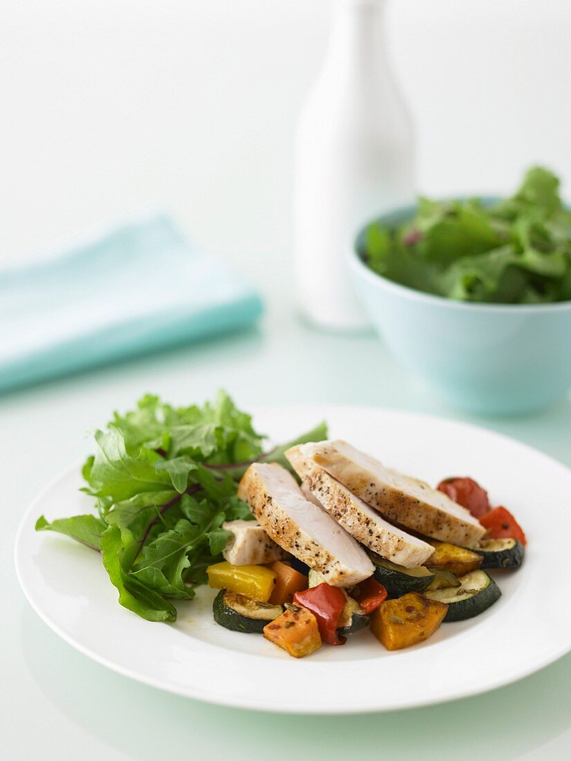 Hähnchen mit scharfem, gebratenem Gemüsesalat