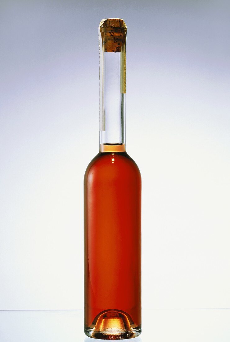 Pfirsich-Likör in unetikettierter Flasche