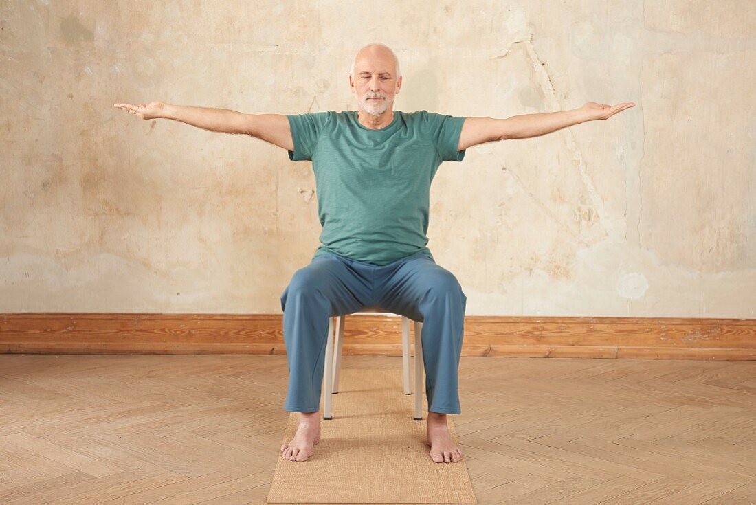 Atemfenster (Yoga), Schritt 1: Sitzen, Arme zur Seite strecken