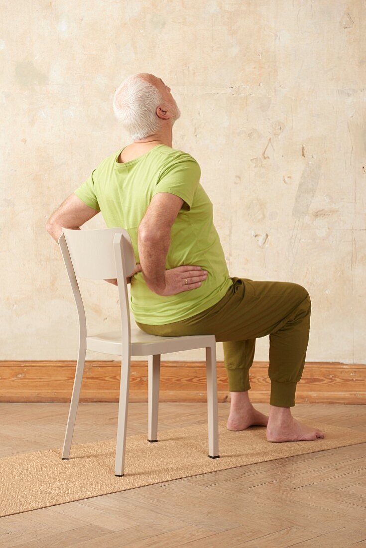 Gentle back bend (yoga) – Step 2: bend backwards