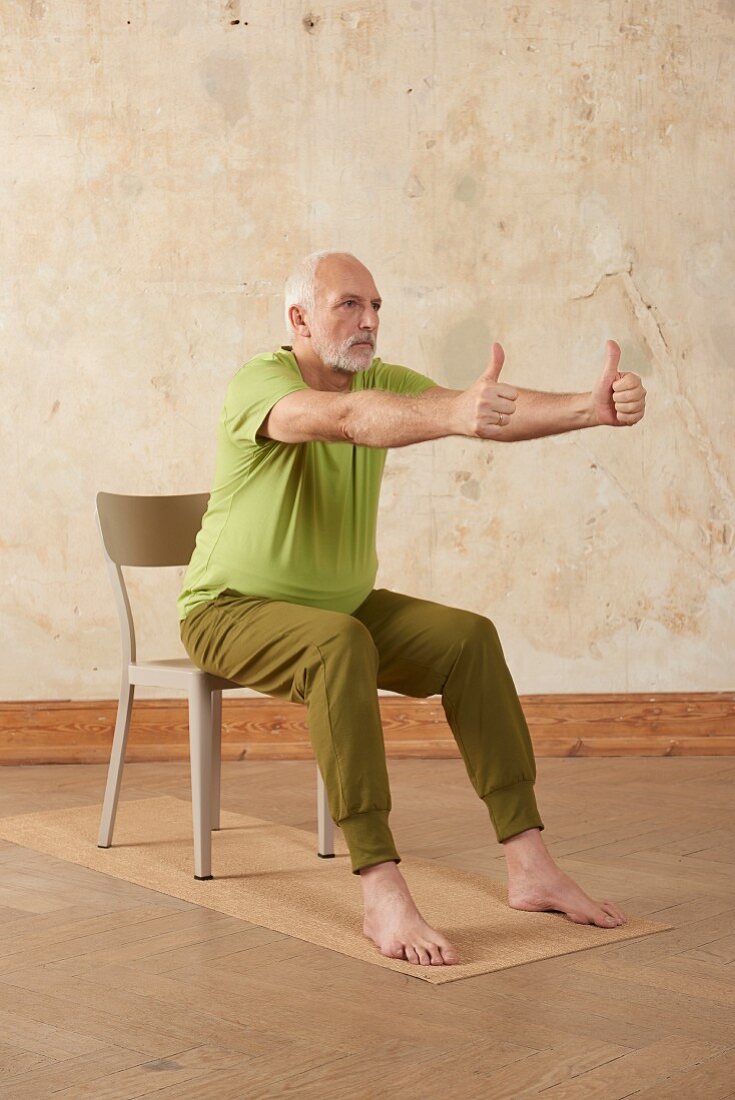 Zange (Yoga), Schritt 1: Sitzen, nach vorne beugen, Arme strecken, Daumen hoch