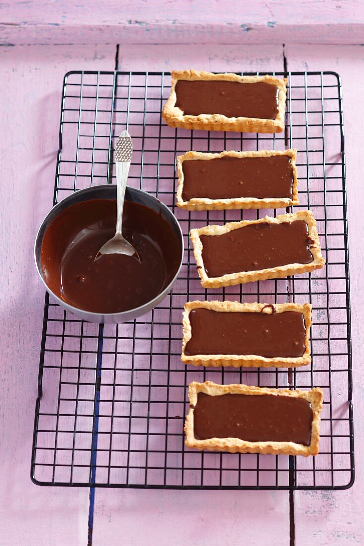 Rechteckige Tarteletts mit Schokoladencreme