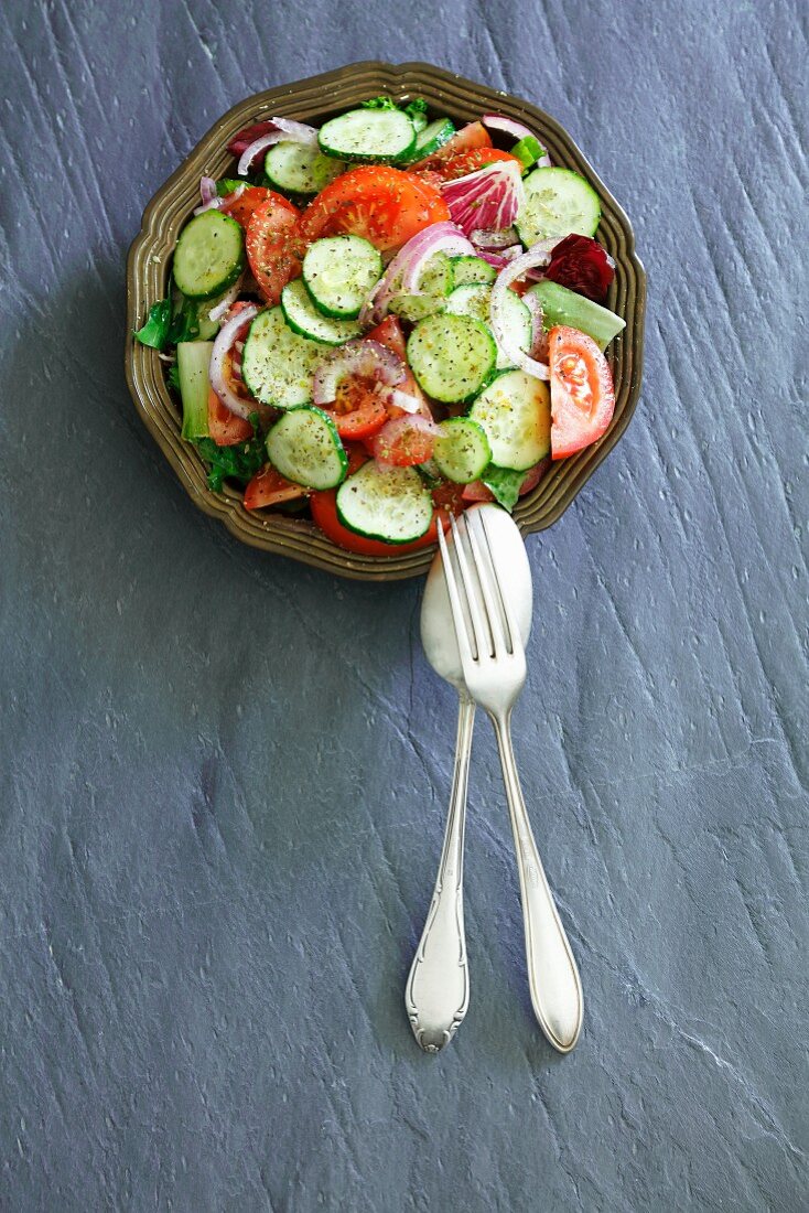 Sommersalat mit Tomaten, Gurke und roten Zwiebeln