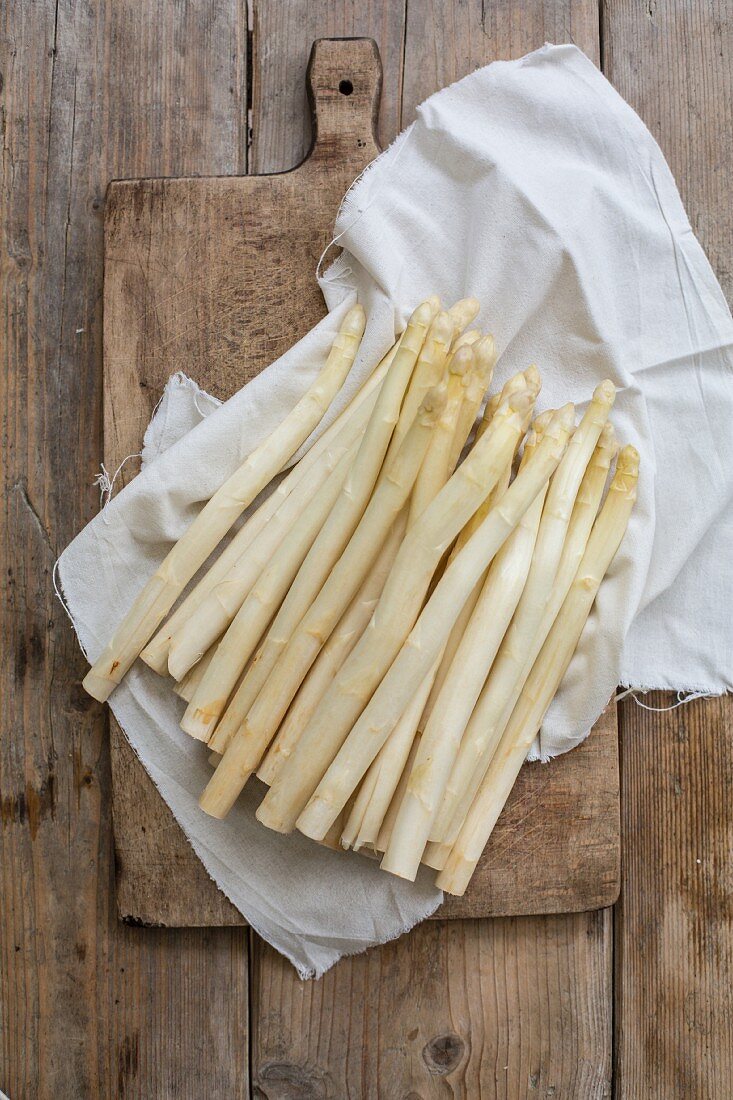 White asparagus on a cloth