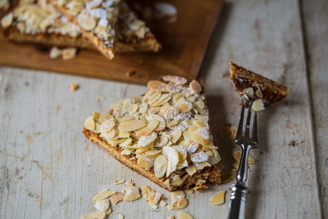 Spanischer Mandelkuchen auf hellem Holzuntergrund