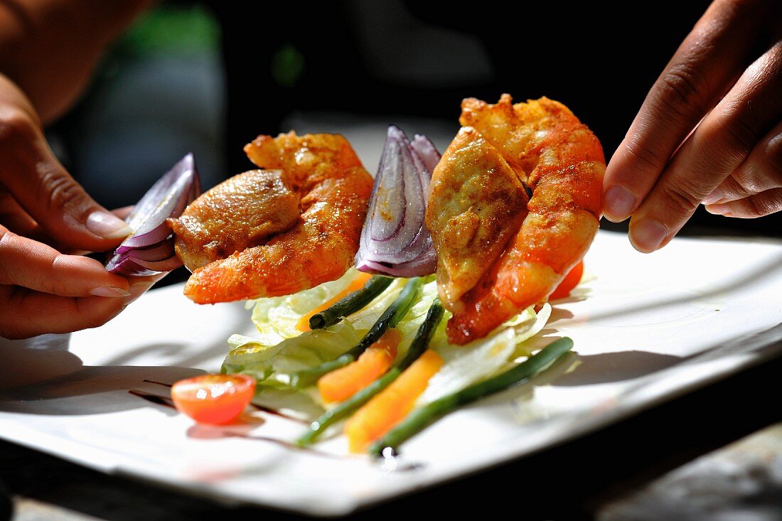 Prawn kebabs with onions