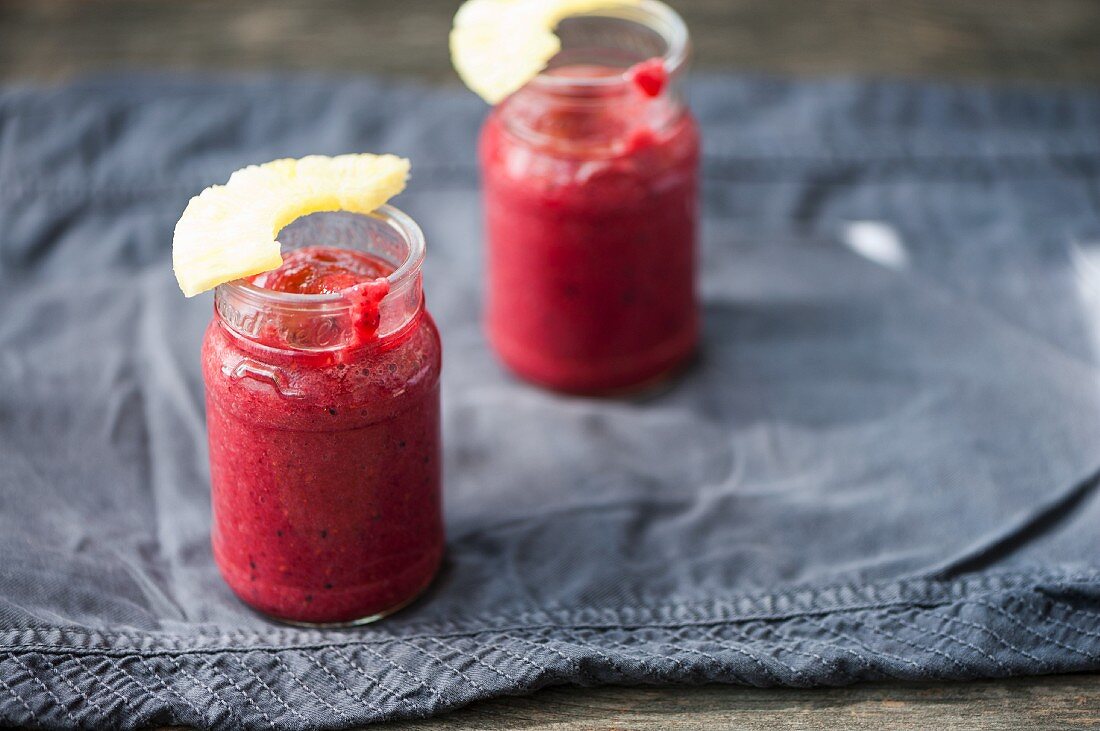 Smoothie mit Himbeeren, Erdbeeren und Ananas