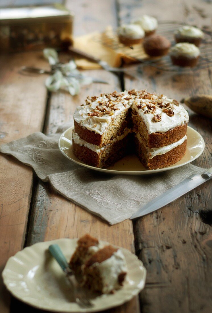 Karotten-Bananen-Kuchen mit Nüssen, angeschnitten