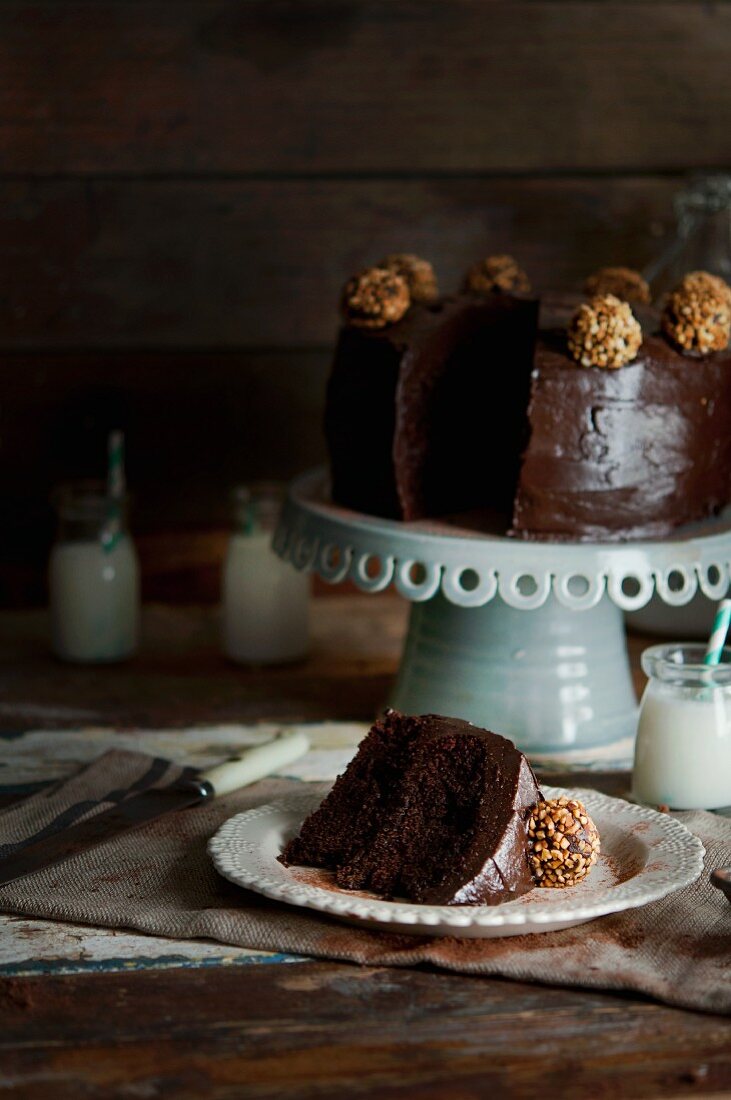 Schokoladen-Fudge-Torte, angeschnitten