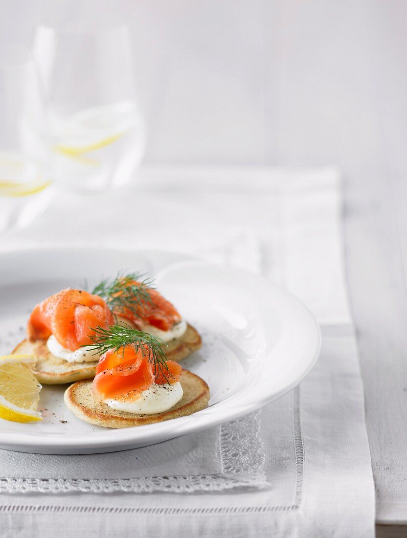 Blinis mit Räucherlachs, Sauerrahm und Dill