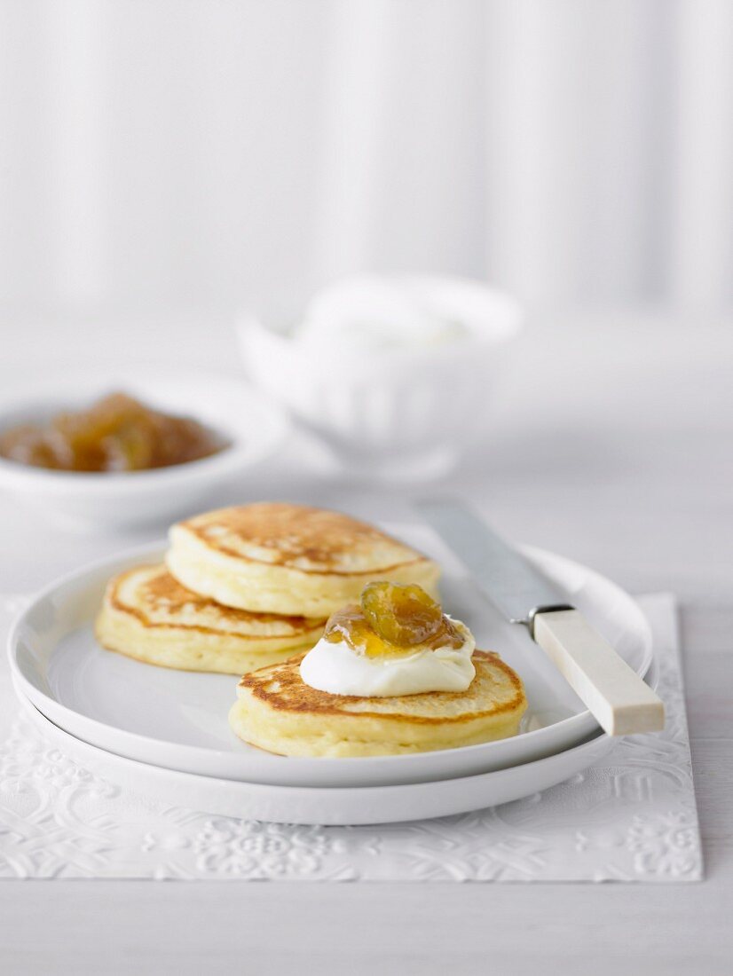 Ricotta-Pancakes mit Sahne und Feigenmarmelade
