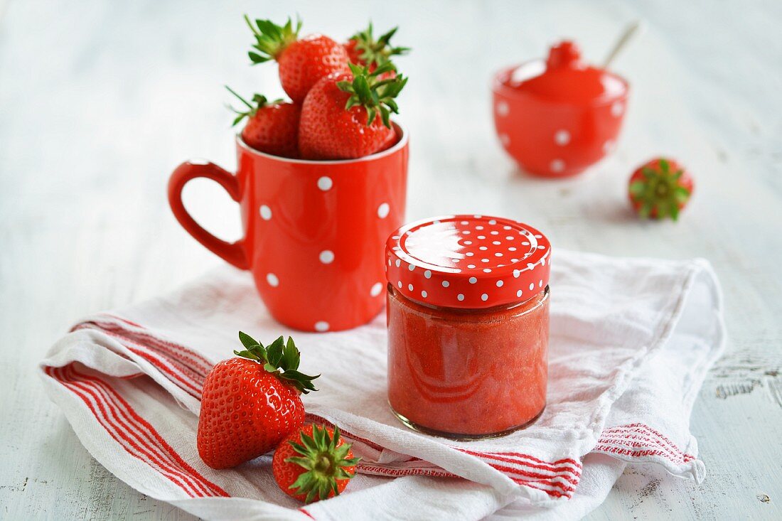 Erdbeermus im Marmeladenglas auf Küchentuch