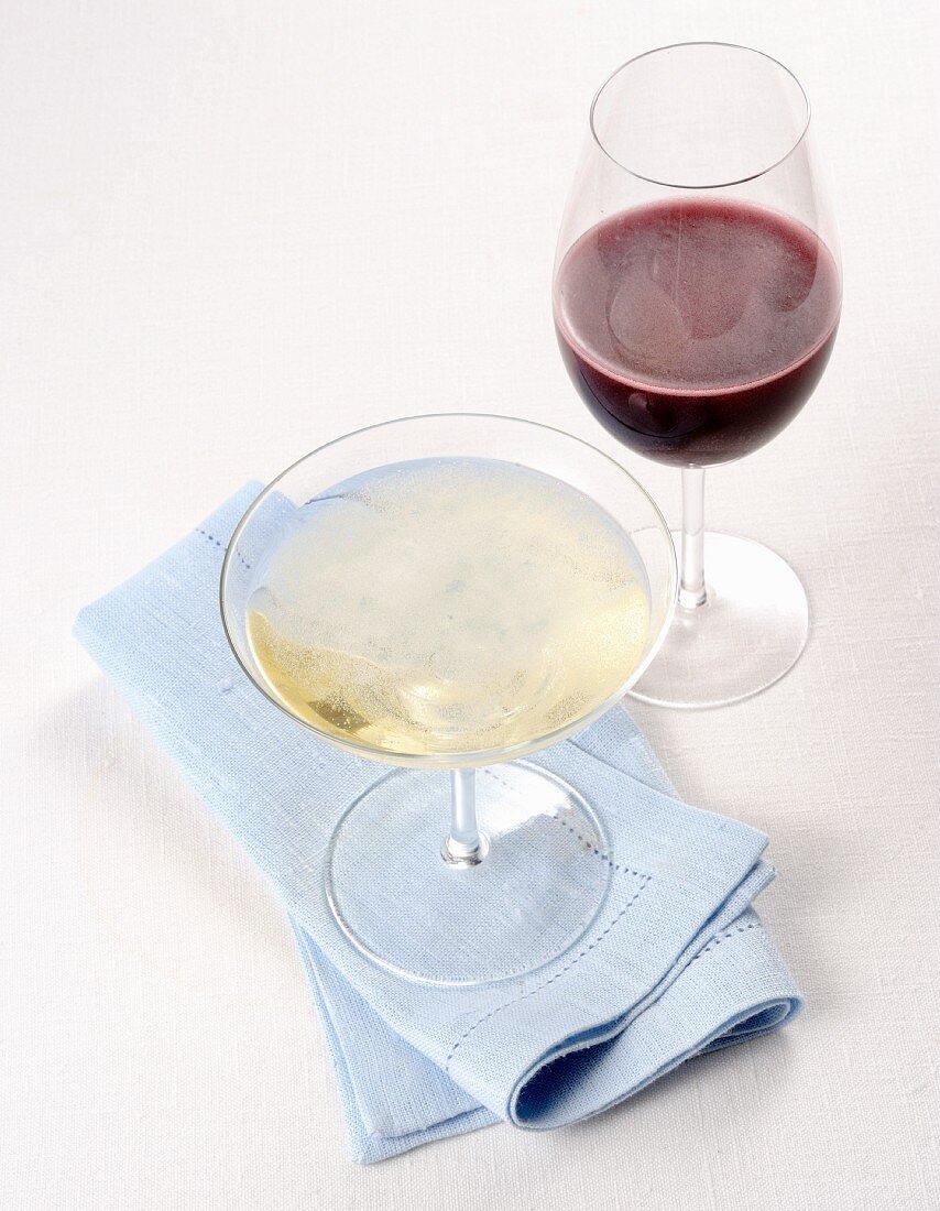 Rotwein und schäumender Weißwein