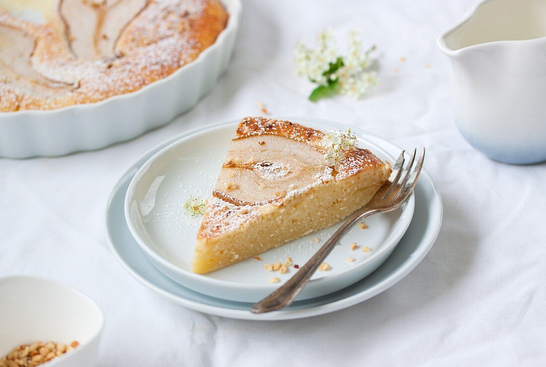 Buttermilchkuchen mit Birnen und Haselnüssen