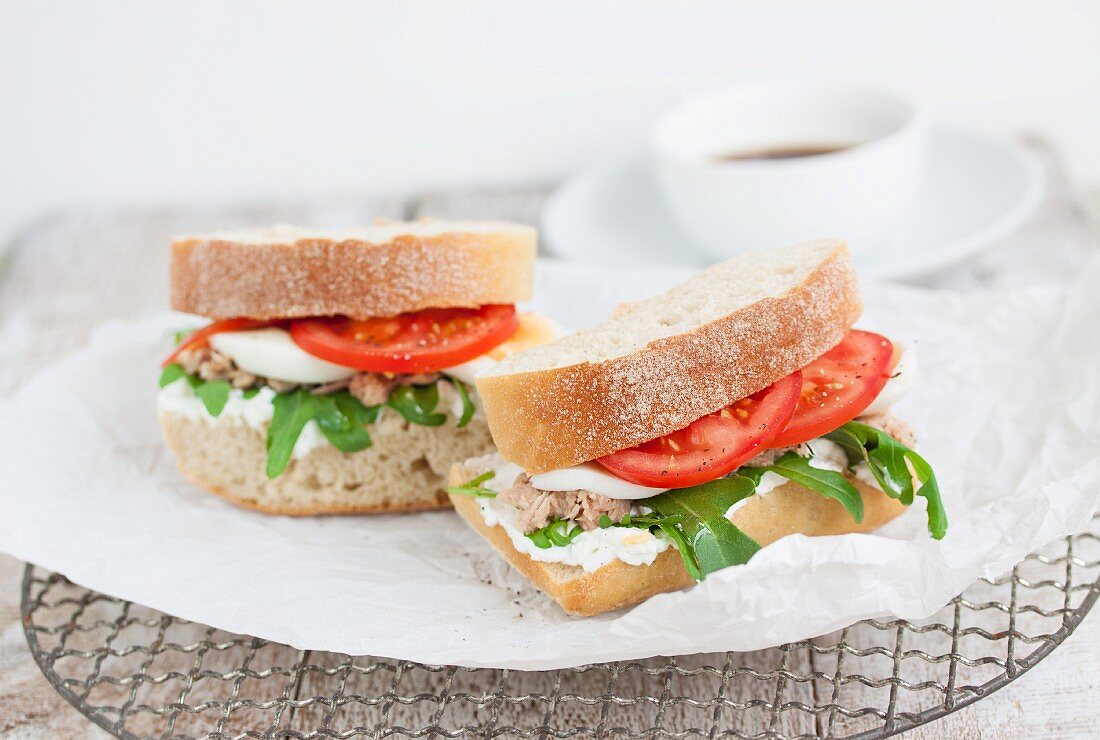 Ciabatta-Sandwiches mit Thunfisch, Quark, Rucola, Tomaten und Ei