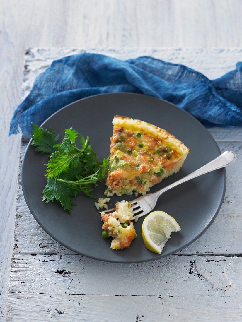 Ein Stück Reiskuchen mit Lachs und Erbsen