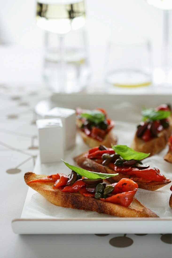 Paprika-Crostini mit Oliven und Kapern
