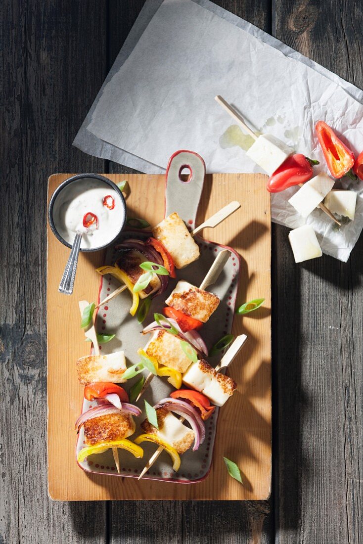 Halloumi and vegetable kebabs (seen from above)