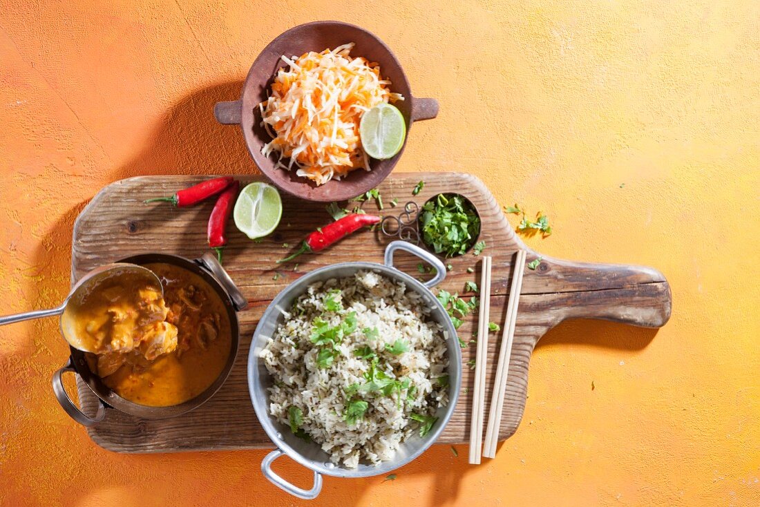 Rotes Hähnchencurry mit Reis und Salat (Asien)