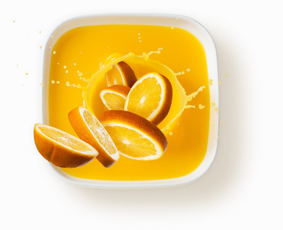 Orangen mit Saftsplash