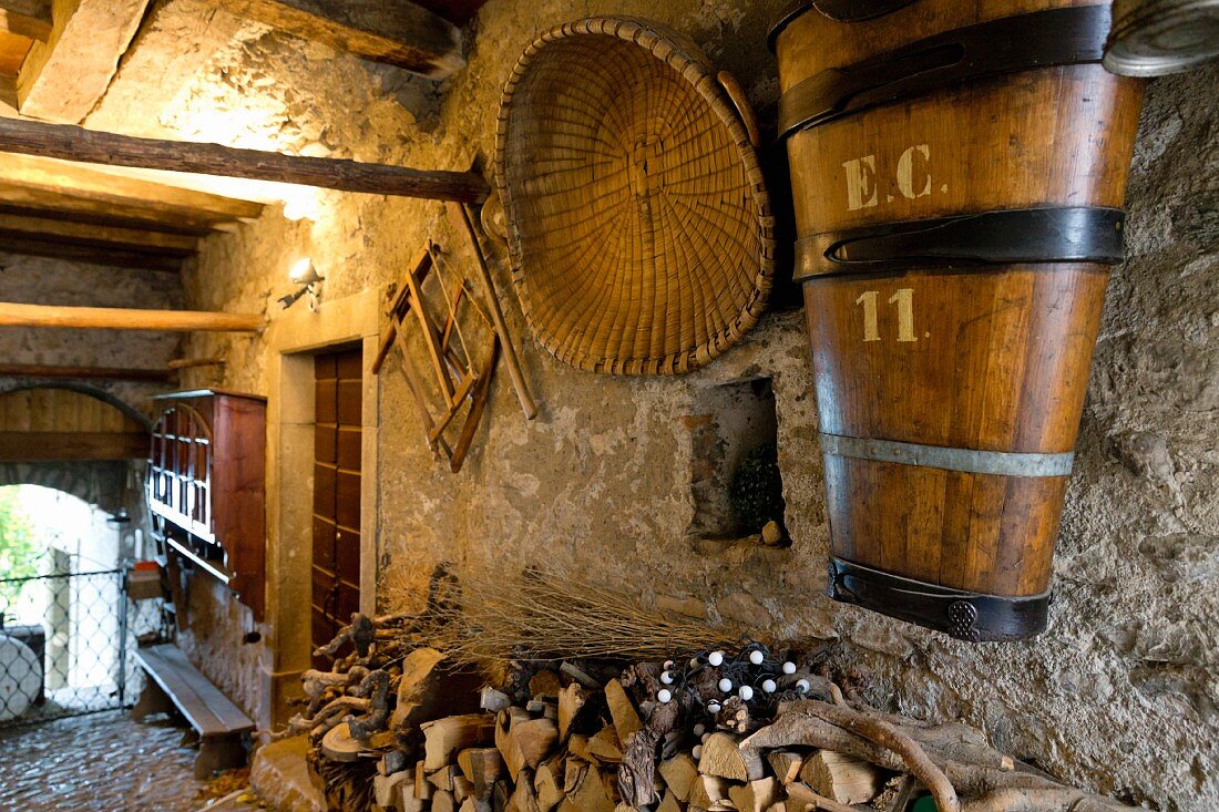 Winzerdorf Saint-Saphorin, alte Werkzeuge zur Weinlese als Hausschmuck, Schweiz