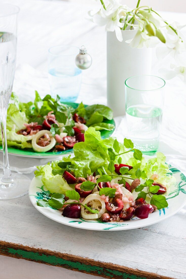 Gemischter Salat mit frischen Süsskirschen
