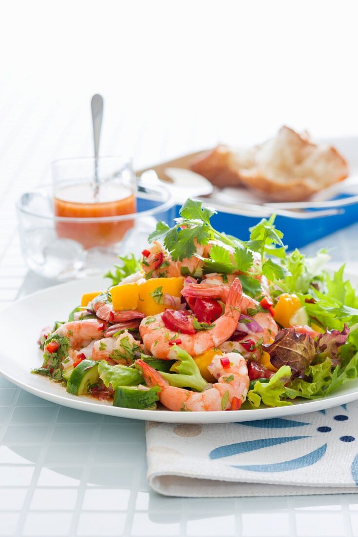 A colourful salad with prawns and mango