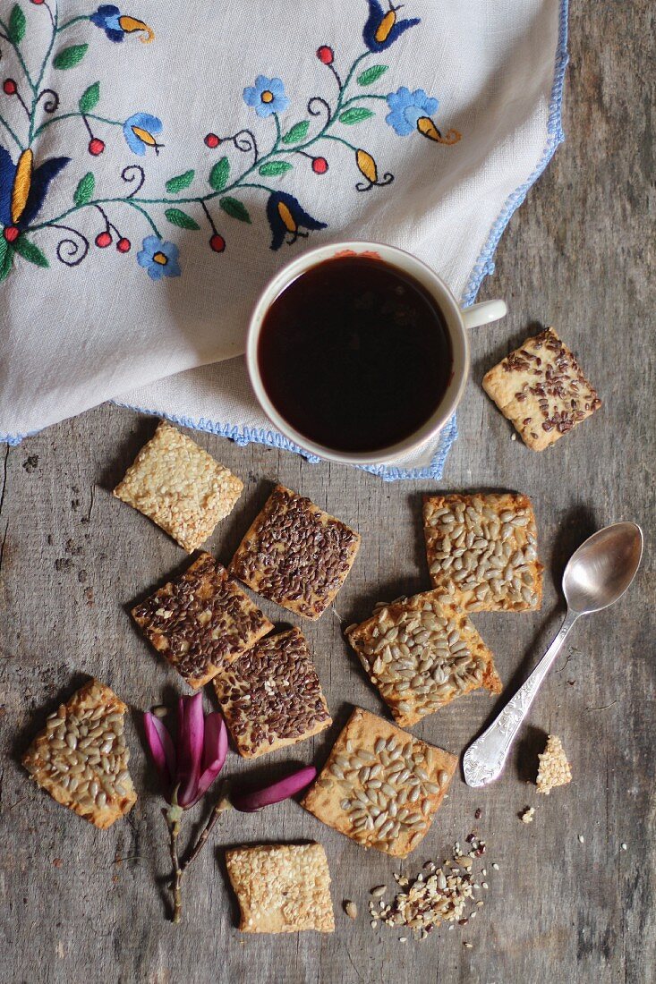 Kekse mit Leinsamen, Sonnenblumenkernen und Sesam zum Kaffee