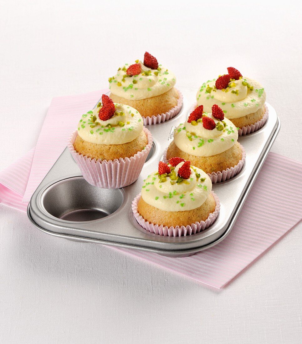 Lemon cupcakes with pistachios and wild strawberries