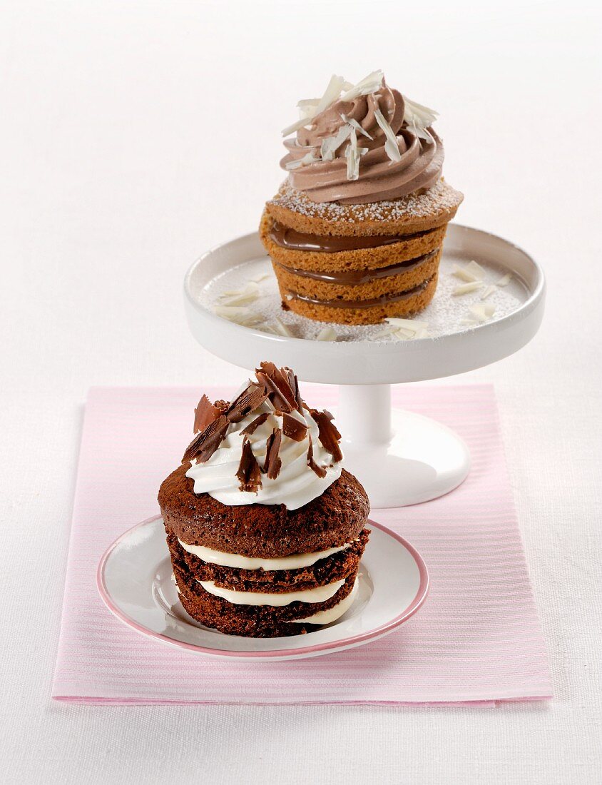 Millefeuille-Schokoladencupcakes mit heller, dunkler und weisser Schokolade
