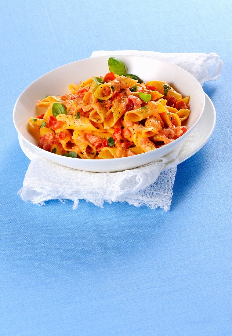 Garganelli cremosi al pomodoro e crescenza (Nudeln mit cremiger Tomaten-Käse-Sauce, Italien)