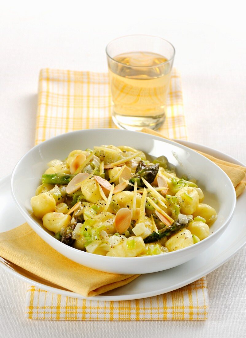 Gnocchi with green asparagus and almonds