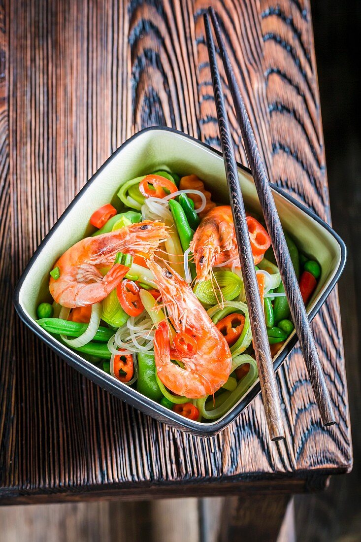 Prawns and vegetables served with rice noodles (Thailand)