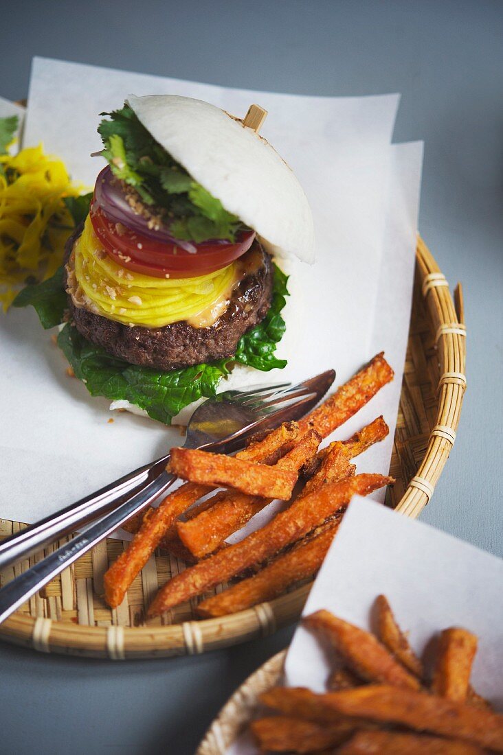 Bao Burger mit Süsskartoffel Fries, Restaurant Bun Bao, Berlin