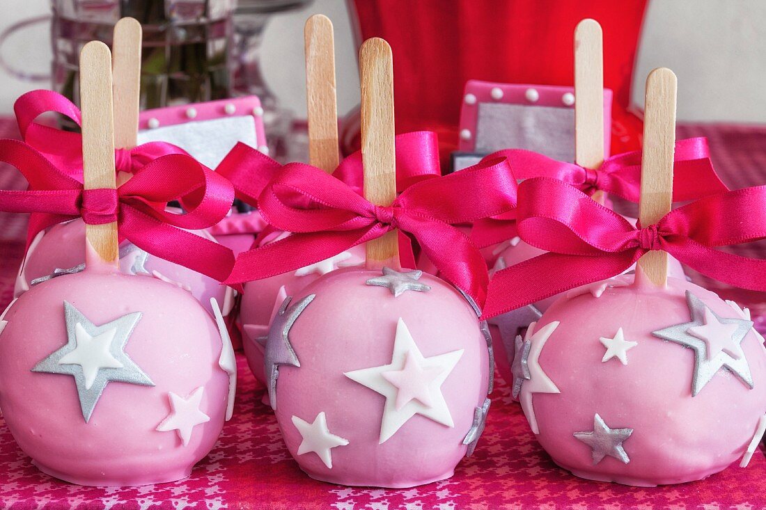 Rosa Cake Pops mit Sternendekoration