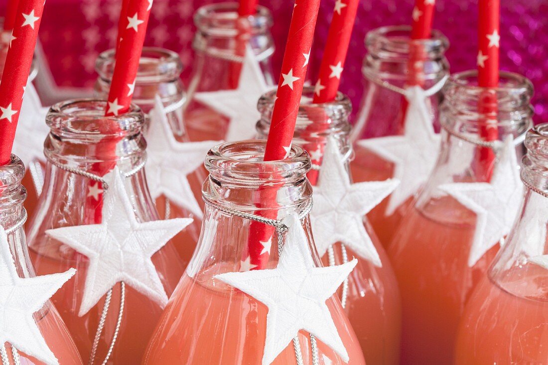 Fruchtsaft in Glasflaschen mit weisser Sternendekoration