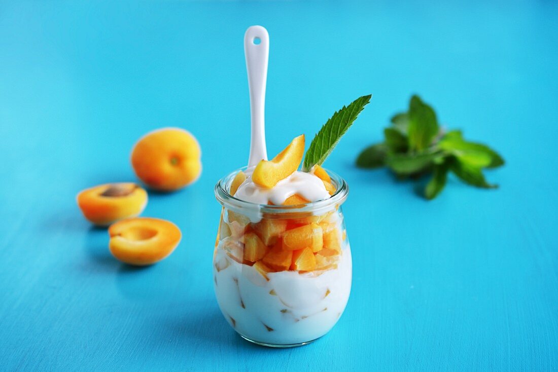 Apricots with yoghurt and mint