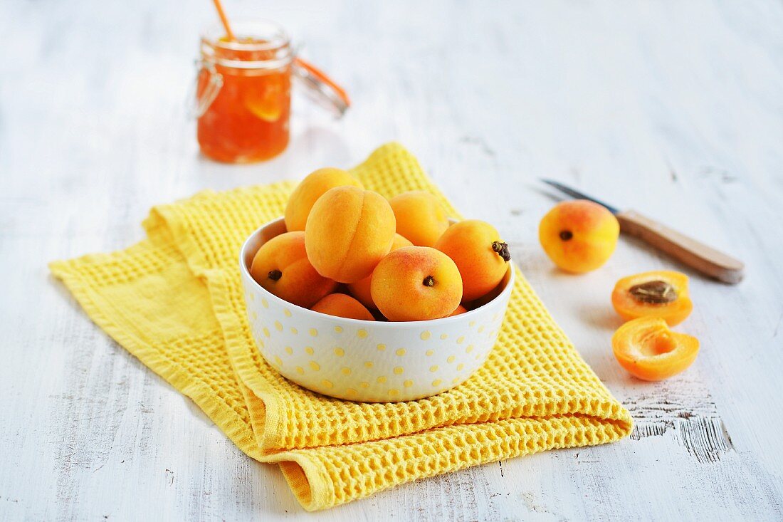 Frische Aprikosen in Schälchen zur Herstellung von Marmelade