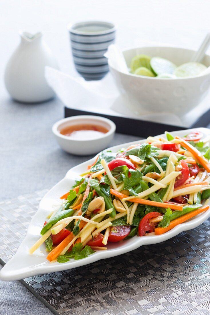 Gemüsesalat mit grüner Papaya und Limetten (Asien)